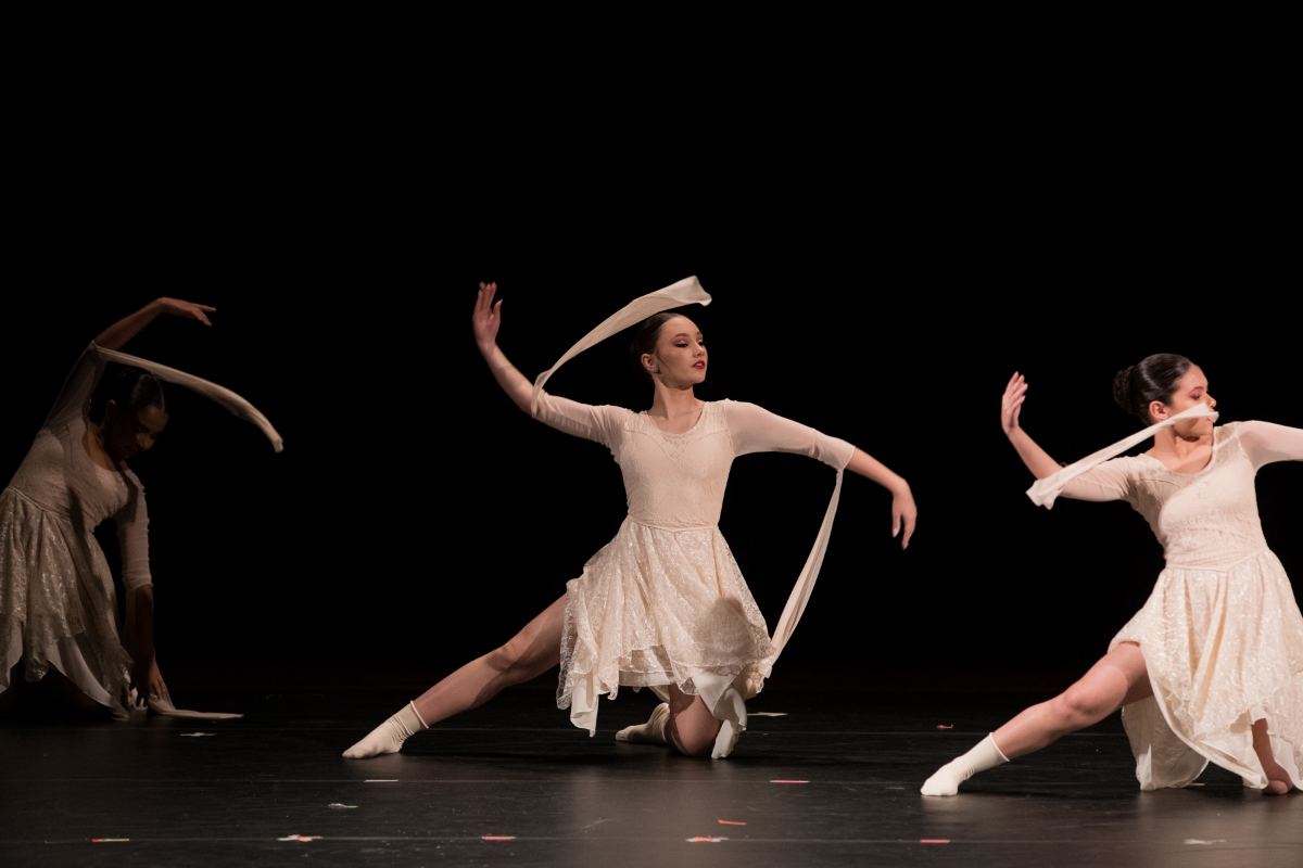 Aula de Dança Contemporânea - Escola de Dança Carol Aleixo Londrina