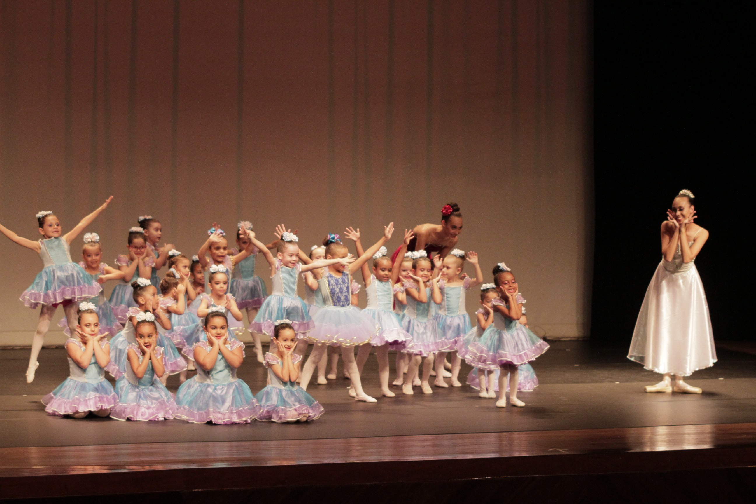 Aula de Pré Ballet - Escola de Dança Carol Aleixo Londrina